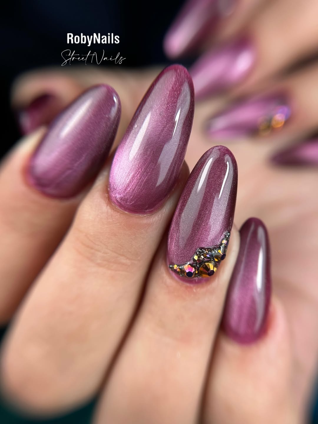 Gel Polish Cat Eye Amethyst