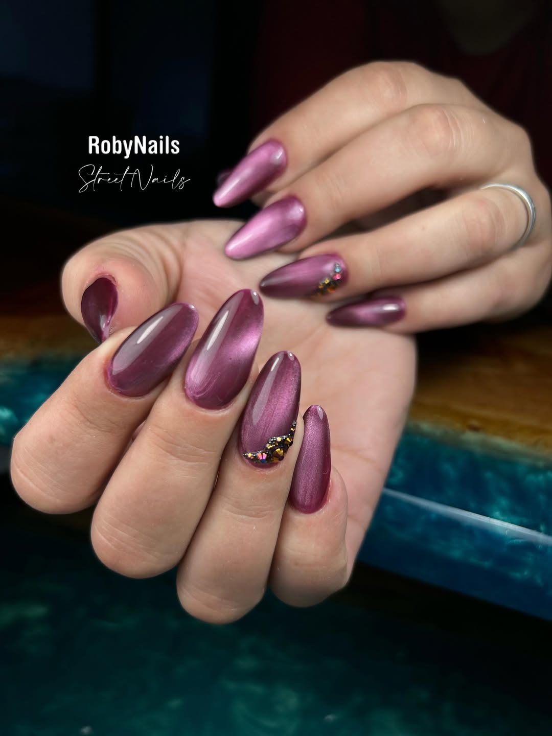 Gel Polish Cat Eye Amethyst